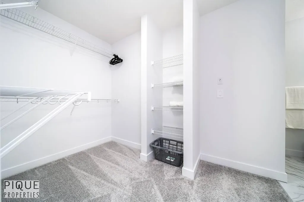 Urbanutopia*Luxury Home*King Bed*Patio/Bbq*Sleep16 Edmonton Holiday home